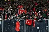 Türkische Fans im Stadion mit Türkeifahnen in der Hand