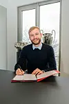 Konrad Laimer bei der Vertragsunterschrift
