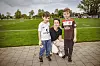 Derby-Umfrage - St. Pauli-Fan Julia Hopp (45) mit Söhnen Rudi (5) und Josse (8)