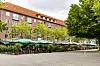 Die Sonnenschirme am Hansaplatz haben alle möglichen Farben. Aktuell ist es jedoch nur bei einem Gastronomen ein Problem – die anderen werden wegen anderen Dingen abgemahnt.