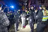 Der Mann wird in Handschellen abgeführt und auf die Davidwache gebracht.