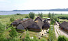 die Wikingersiedlung Haithabu, im Hintergrund die Schlei