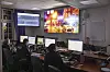 Auf einem Monitor verfolgen die Beamten die Überwachungsaufnahmen auf dem Kiez.