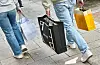 Menschen tragen Einkaufstüten