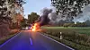 Auto kollidiert mit Reh, dann geht es in Flammen auf – Fahrer unverletzt