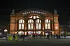 Menschen stehen am Abend vor dem Bremer Hauptbahnhof