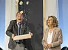 Er wirft mit einem Holzbrett Baguettescheiben in die Luft, sie schaut bang zu
