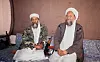 Ein Foto vom 08.11.2001 zeigt Osama bin Laden (l.) zusammen mit seinem Stellvertreter Aiman al-Sawahiri in einem Versteck an einem ungenannten Ort in Afghanistan.