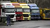 Lkw stehen auf einem Rastplatz