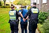 Polizisten führen den Ex-Mann der getöteten zweifachen Mutter ab.