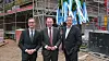 Polizeipräsident Falk Schnabel, Innensenator Andy Grote und Jan Zunke von der Sprinkenhof GmbH (v.l.) beim Richtfest in Winterhude.
