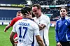 Duisburgs Trainer Dietmar Hirsch jubelt mit seinem Spieler Mert Göckan.
