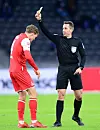 Vor seinem Verletzungs-Aus am 9. Januar zeigt Tobias Stieler dem Kölner Timo Hübers Gelb.