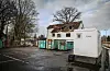 Ein Haus, vor dem drei Container stehen
