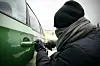 Ein Verbrecher klaut ein Auto (Symbolbild).