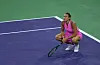Aryna Sabalenka hockt auf dem Tennisplatz.