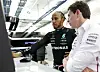 Lewis Hamilton im Gespräch mit Mercedes-Chef Toto Wolff