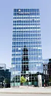 Die Hauptkirche St. Michaelis spiegelt sich in dem Hochhaus 'Tower am Michel', in dem auch die Räume der Hamburger Generalstaatsanwaltschaft und deren Unterabteilung „Zentralstelle Staatsschutz“ untergebracht sind.