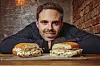 David Jerkic (33), Mitinhaber von „Monsieur Alfons“ am Holstenplatz führt das Croque-Erbe würdig in die Zukunft: Sie sind hervorragend.