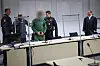 Der Angeklagte Ibrahim A. (3. v. l.) wird in den Gerichtssaal in Itzehoe gebracht. Neben ihm steht sein Anwalt Björn Seelbach (r). (Archivbild)