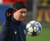 Kasper Hjulmand spielt mit einem Champions League-Ball.