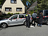 Polizisten am Tatort, vor einem Einfamilienhaus am Öjendorfer Damm.