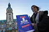 Sabine Mertens, Gründerin der Anti-Gender-Initiative, hält ein Plakat, das sich gegen Gendersprache richtet.