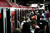 Fahrgäste steigen am Hauptbahnhof in eine S-Bahn.