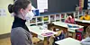 Eine Lehrerin unterrichtet mit FFP2-Maske an einer Grundschule (Symbolfoto).