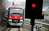 Eine S-Bahn der Linie 1 fährt in den Bahnhof Berliner Tor ein.