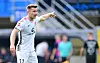 Johannes Eggestein zeigt nach links