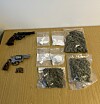 Sichergestellte Drogen und Waffen