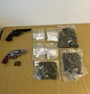 Sichergestellte Drogen und Waffen