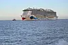 Kreuzfahrtschiff auf dem Meer.