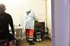 Im Zelt werden erstmal alle auf das Coronavirus getestet.