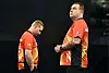 Dimitri van den Bergh und Kim Huybrechts gucken in unterschiedliche Richtungen
