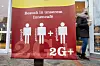 Schild mit 2G-plus-Hinweis.