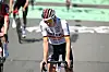 Georg Zimmermann schaut auf seinem Fahrrad zu Boden