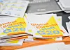 Broschüren mit der Aufschrift 'Gerecht statt G20' sind am 05.07.2017 in Hamburg am Stand der Organisation Attac beim Gipfel für globale Solidarität zu sehen . Der Gipfel für globale Solidarität ist eine Gegenveranstaltun