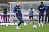 Schalke-Profi Timo Baumgartl passt im Training den Ball