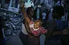 Oxiliene Morency weint vor Trauer, nachdem die Leiche ihrer siebenjährigen Tochter Esther Daniel aus den Trümmern ihres durch das Erdbeben zerstörten Hauses in Les Cayes, Haiti, geborgen wurde.