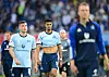 László Bénes und Robert Glatzel gehen enttäuscht in Richtung Fan-Kurve des HSV