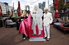 „The White Dandy“ Götz Barner und Künstlerin Astrid Stöfhas mit der neuen „Art Walk“-Figur auf dem Spielbudenplatz.