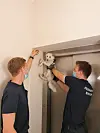 Bochumer Feuerwehrmänner müssen den kleinen Hund aus seinem Geschirr befreien.