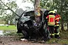Feuerwehrkräfte am völlig deformierten Ford.