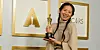 Chloe Zhao, Regisseurin, gewinnt Trophäe für den besten Film bei den Oscars.