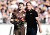 James Lawrence wird von St. Pauli-Präsident Oke Göttlich verabschiedet