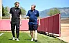 Eric Huwer spricht am Trainingsplatz mit Stefan Kuntz