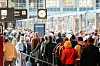 Reisende warten in langen Schlangen vor der Sicherheitskontrolle am Flughafen Hamburg auf die Abfertigung.