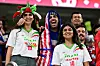 Fans des Iran und der USA feiern miteinander.